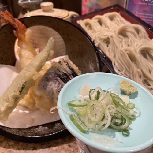 Tempura soba with shrimp and vegetables