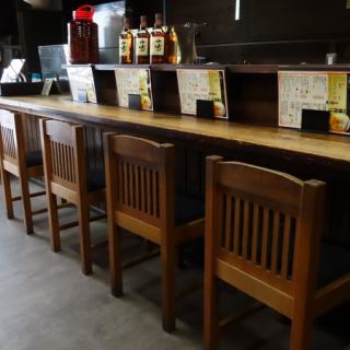 We are fully equipped with counter seats that can be enjoyed even by one person.We look forward to seeing you during your break from work or for lunch.