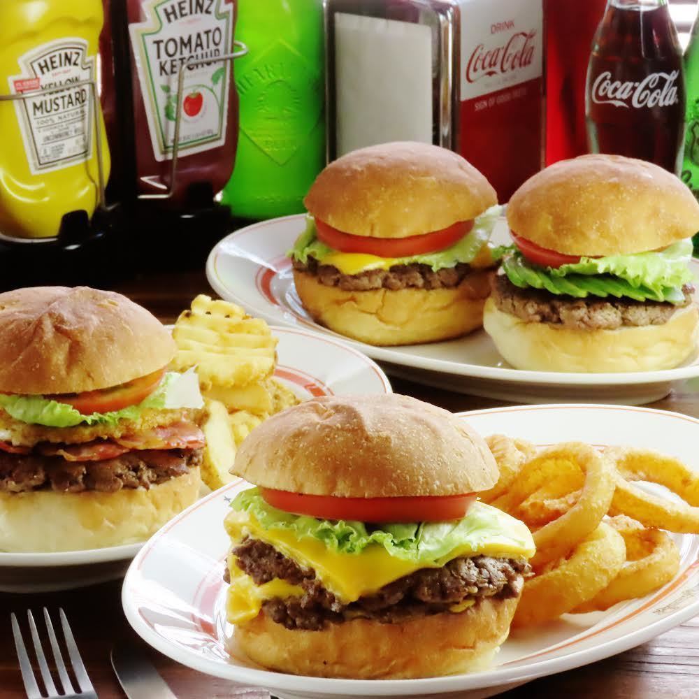 A 3-minute walk from Shimokitazawa Station! We offer hamburgers that are particular about meat.You can take it home.