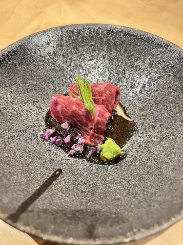 Charcoal-grilled beef tataki