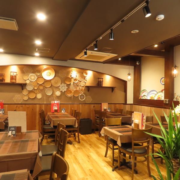 温かみのある照明と落ち着いた色合いで統一された店内は、誰でも過ごしやすい居心地の良い空間。タイの雰囲気を感じられる小物や装飾をさりげなく取り入れ、異国感を楽しめるデザインに仕上げています。ランチの気軽な利用からディナーのゆったり時間まで、どんなシーンにも寄り添う心地よさが魅力です。