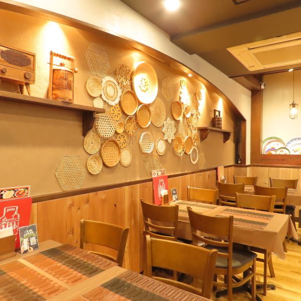 ゆったりと配置されたテーブル席は、友人同士の食事や仕事帰りの飲み会、家族利用など幅広いシーンに最適。周囲と適度な距離があるため、落ち着いた雰囲気で食事が楽しめます。本格タイ料理を囲みながらリラックスできる、誰と来ても使いやすいバランスの良いテーブル席です。