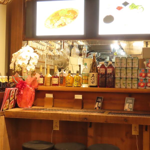 ひとりでも気軽に立ち寄れるカウンター席は、スタッフとの距離も近く、ちょっとした会話を楽しめる温かい雰囲気。料理の香りや調理の音を感じながら、本格タイ料理をじっくり味わえます。サクッと食事したいときや仕事帰りの軽い一杯にもぴったりで、使い勝手の良さが魅力です。