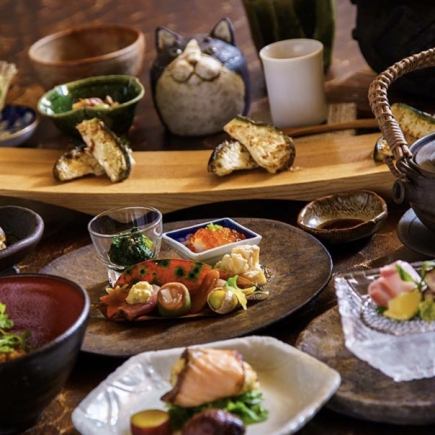 【午餐套餐】可享用時令食材的全套懷石套餐，菜餚數量充足（共10道菜）主廚搭配套餐4,950日元