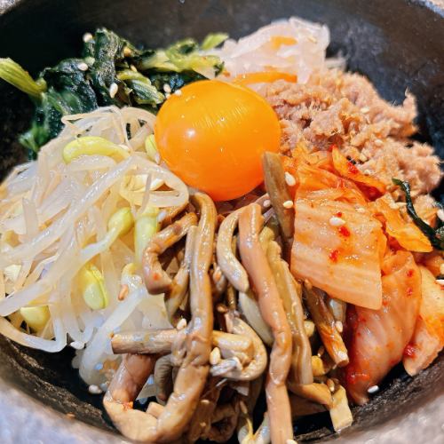 Offering exquisite stone-pot bibimbap