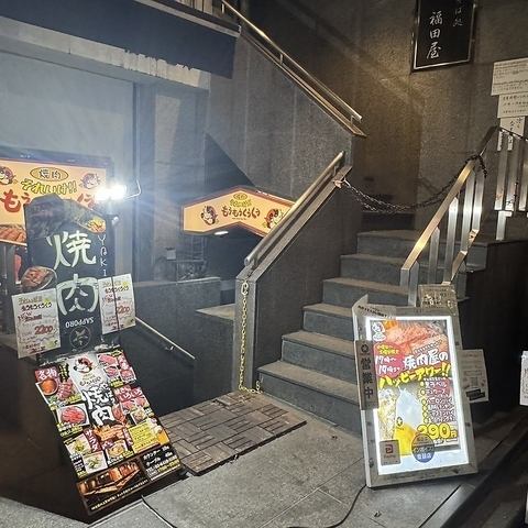 当店は地下にございます。忘年会・新年会・歓送迎会などの30名様以上の大規模宴会は貸切でご利用も可能！周りを気にせず、仲間とワイワイ楽しく過ごせるのが魅力。飲み放題付きの宴会コースもご用意しておりますので、プライベートな空間で心地よい時間をお楽しみください。※貸切はお電話でのお問い合わせのみです。