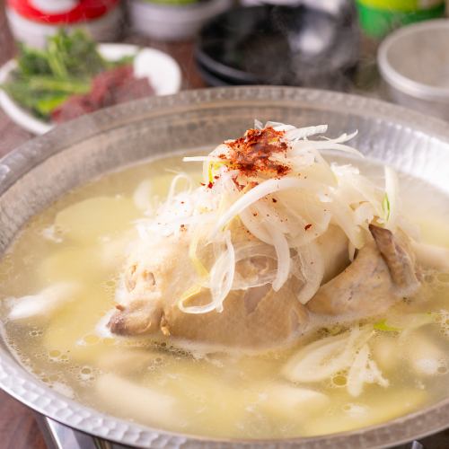 【안심하는 상냥한 맛과 농후한 감칠맛이 대인기♪】한국풍 닭 냄비 백탁 탁칸 마리 4000엔(부가세 포함)