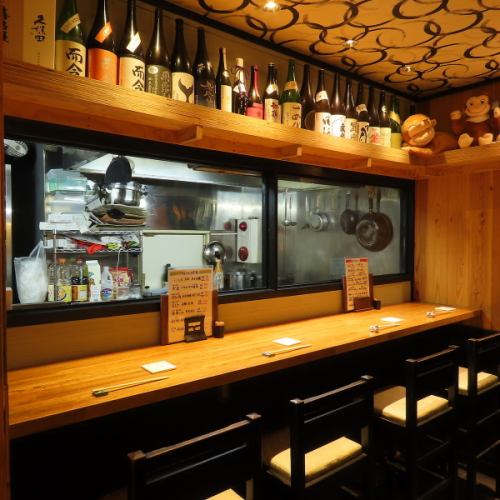 カウンター席で一杯を嗜む