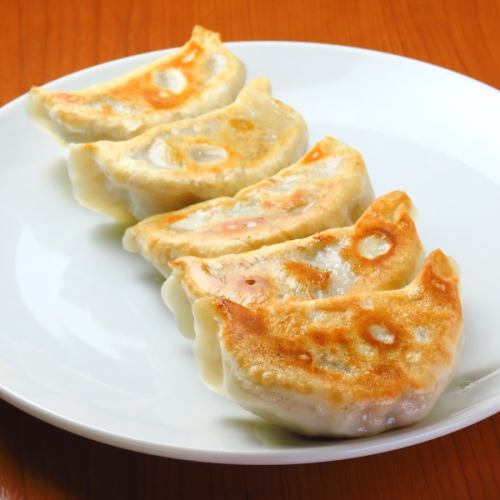 高級店で経験を積んだ店主が皮から手作りする餃子が自慢