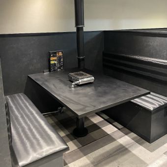 黒と白を基調に落ち着いた上品な雰囲気を醸し出します。カップルでのデートから会社の同僚とのお食事会だけではなく、ファミリーで記念日などにもご利用ください!
