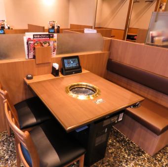 Eight table seats for 2 to 6 people are available! You can easily enjoy all-you-can-eat yakiniku with your family and friends ♪