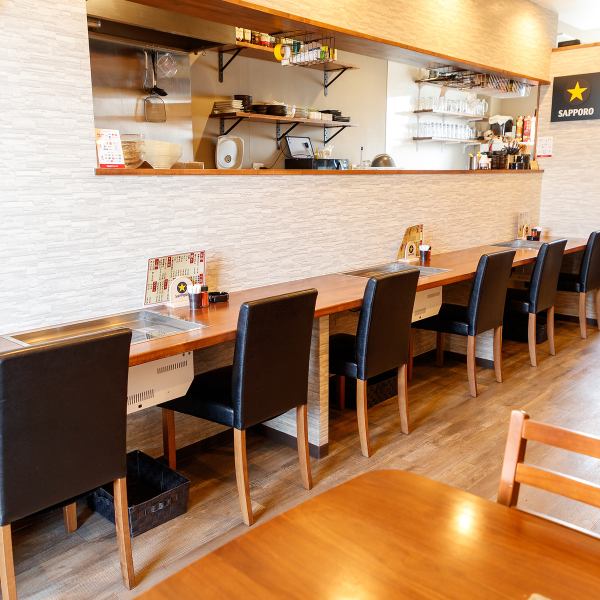 少人数にもぴったりな落ち着いた空間。清潔感のあるテーブル席で、親しい仲間やカップルでも心地良く過ごせます♪カウンター席も完備し、スタッフとの距離感も心地よい★ゆったり座れるチェアと間隔で安心して料理を楽しむ雰囲気が魅力です◎