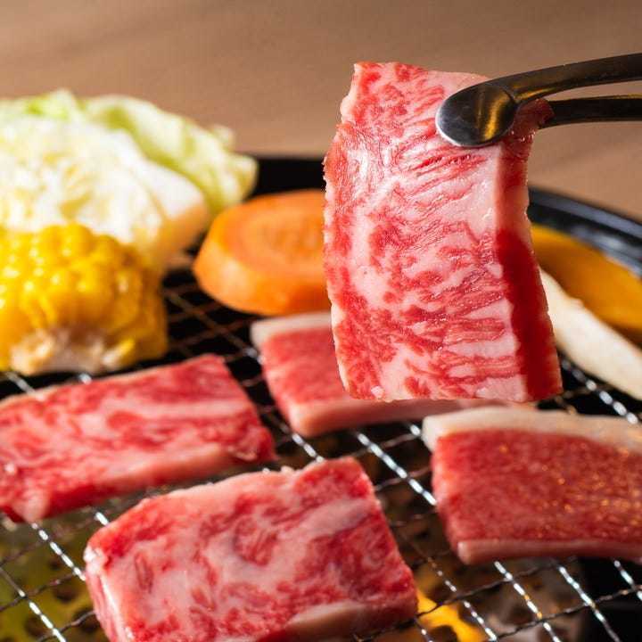 カルビやリブロース等、黒毛和牛の部位ごとの食感と旨みを満喫!