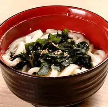 温かいワカメうどん