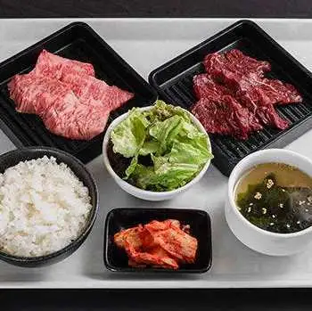 黒毛和牛カルビの焼肉セット ランチにおすすめ・タレや薬味にもこだわり・満足感あり