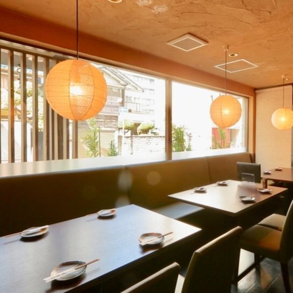 窓側がソファのテーブル席は各種ご宴会にオススメ。京橋コムズガーデンより徒歩2分の立地にあるお洒落な焼鳥屋さん♪2018年春にオープンなので店内も清潔感があり綺麗です。