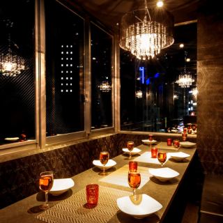 和の趣き溢れる店内は大人の為の落ち着いた雰囲気となっております。2名様~80名様までご利用可能な完全個室席は天神駅での接待や女子会、合コンなど各種宴会に最適なプライベート個室空間♪お得な宴会コースプランもご予算に合わせて3000円~用意。誕生日や記念日にお得なサプライズ特典もご用意。画像は系列店イメージです