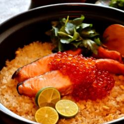 Salmon and salmon roe in clay pot rice