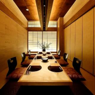 和の趣き溢れる店内は大人の為の落ち着いた雰囲気となっております。2名様~50名様までご利用可能な完全個室席は天神駅での接待や女子会、合コンなど各種宴会に最適なプライベート個室空間♪お得な宴会コースプランもご予算に合わせて3000円~用意。誕生日や記念日にお得なサプライズ特典もご用意。画像は系列店イメージです