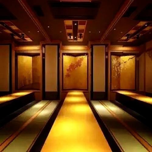 和の趣き溢れる店内は大人の為の落ち着いた雰囲気となっております。2名様~50名様までご利用可能な完全個室席は天神駅での接待や女子会、合コンなど各種宴会に最適なプライベート個室空間♪お得な宴会コースプランもご予算に合わせて3000円~用意。誕生日や記念日にお得なサプライズ特典もご用意。画像は系列店イメージです