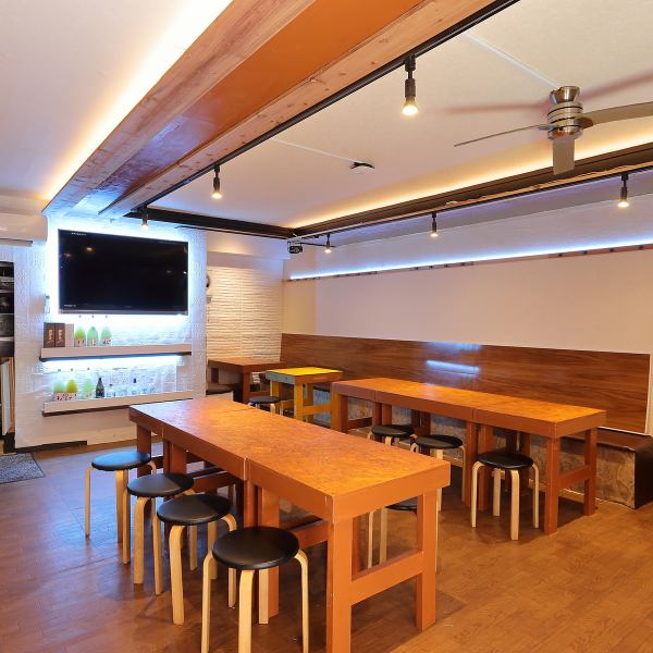 【ゆったり過ごせる広々空間！】店内テーブル席は全28席！10名様以上でのご利用も可能で、地元飲みなど少人数の飲み会から会社内での大宴会まで、幅広いシーンでご利用頂けます！海鮮料理をはじめとした絶品おつまみとお酒との調和をゆったりと楽しめる、広々とした空間です♪