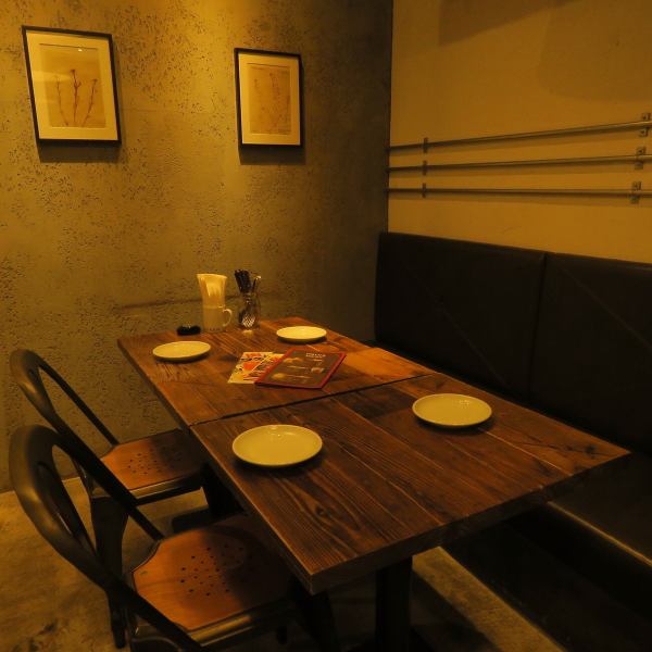 Table seats where you can enjoy a calm meal are also popular for dates and girls-only gatherings ♪