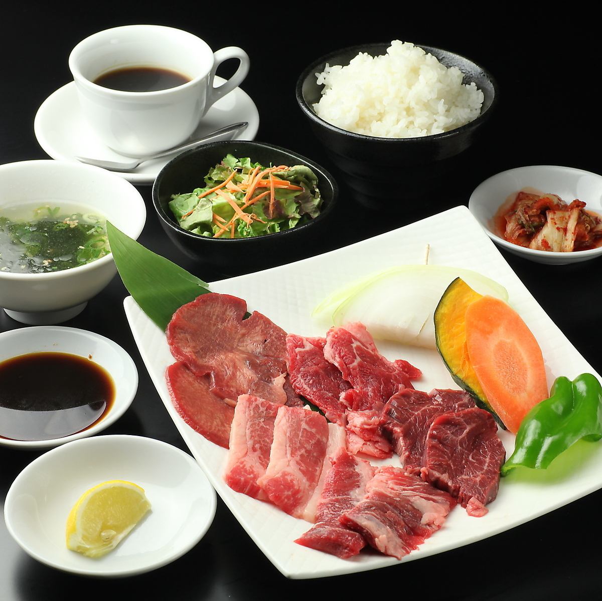 Royal road lunch with soft drinks such as salt tongue / loin / harami 1408 yen (tax included)