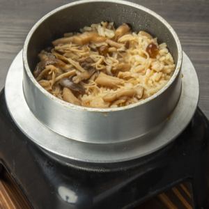 松茸香るきのこの釜飯