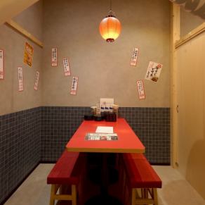 店内はどこか懐かしい風情が漂う店内となっており、昔ながらの魅力的なメニューが豊富にそろっております。下町酒場のような親しみやすい雰囲気とリーズナブルな価格で気軽にご利用いただける大衆酒場となっております！