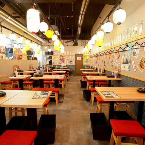 店內氣氛熱鬧，大家談笑風生。所有員工都很健談，所以店裡總是充滿歡笑。老顧客們很喜歡店內團結的氛圍，工作人員、顧客，甚至顧客都坐在一起。