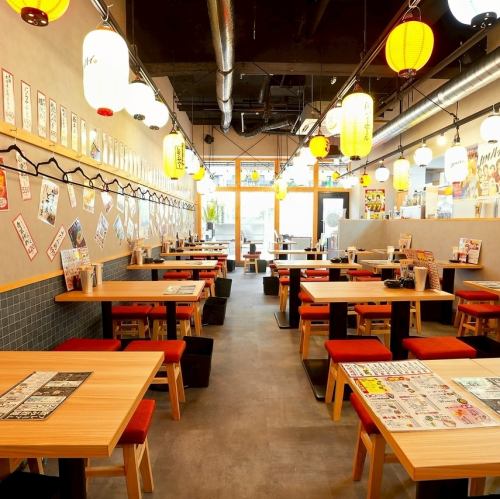 商店內部充滿著平靜而現代的氛圍。我們還準備了榻榻米座位，您可以在這裡放鬆身心！歡迎個人或團體光臨！