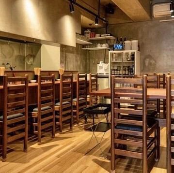 明るく元気な接客でお客様をお出迎え！木目を活かしたシンプルな店内は、肩ひじ張らずにお過ごしいただける居心地の良い空間です。おひとりで気軽に食事ができるカウンター席のほか、グループ利用に最適な4名様テーブルを2卓ご用意しております！