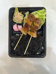 岩海苔烤鸡肉串便当