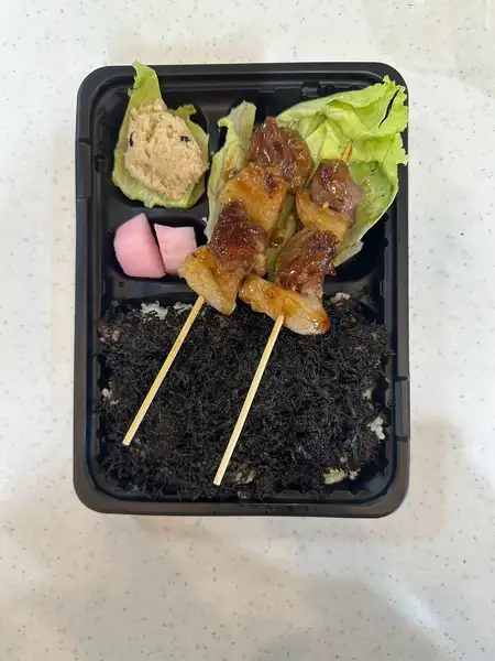 盡情享受岩海苔濃鬱的鮮味和獨特的口感，感受海洋的氣息，再配上我們[岩海苔烤雞串便當]中分量十足的烤雞。