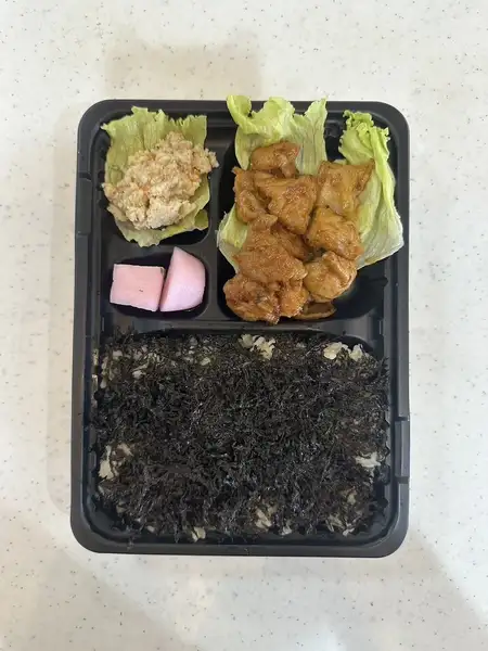 這款名為「岩海苔味噌荷爾蒙便當」的菜餚，以具有獨特海洋香氣的岩海苔和特製味噌醃製內臟為特色，非常管飽！