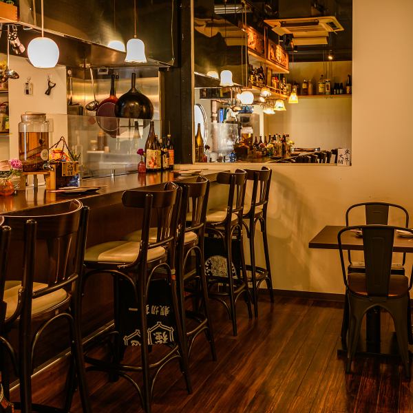 柔らかな灯りに包まれるカウンター席は、一人飲みや仕事帰りに立ち寄るのに最適。目の前で仕上がる料理の香りや音を楽しみながら、気取らず心地よく過ごせる雰囲気は、普段の夜をちょっと特別にしてくれます。
