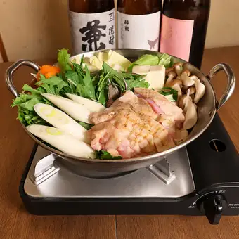 【4,500엔 냄비 첨부 코스】벚꽃 공주 닭의 맛 국물 냄비와 숯불 구이 2종 모듬을 즐길 수 있다 ◆9품+2시간 음료 무제한