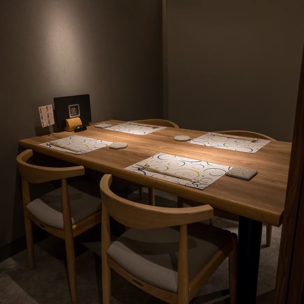 落ち着いた雰囲気の完全個室を3名様用、4名様用、6名様用の3部屋ご用意しております。プライベートな空間で、大切な方とのお食事を心ゆくまでお楽しみください。接待や記念日、デートにも最適な環境が整っており、周囲を気にせず特別なひとときをお過ごしいただけます。