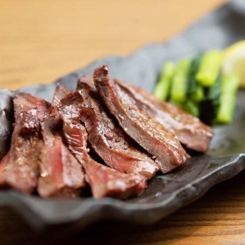我們也提供各種肉類菜餚，包括炙烤日高牛肉和仙台特色牛舌。