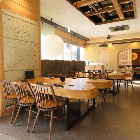 The interior of the shop has a spacious feel, with wood as the main material.Perfect for lunch, daytime parties, and daytime drinks.