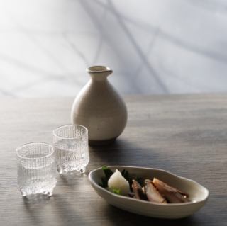【2名様掛けテーブル席】落ち着いた雰囲気の当店で、特製自家製料理と豊富な品揃えのドリンクをお楽しみください☆