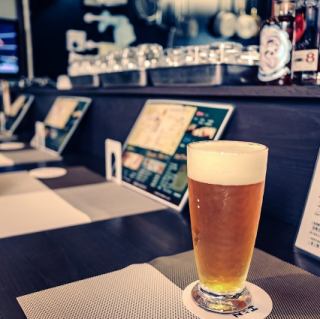 【カウンター席】1階に4席ございます。お一人様でもご利用しやすく、隣に座れて距離が近くカップルやご夫婦のご飲食にもオススメです♪