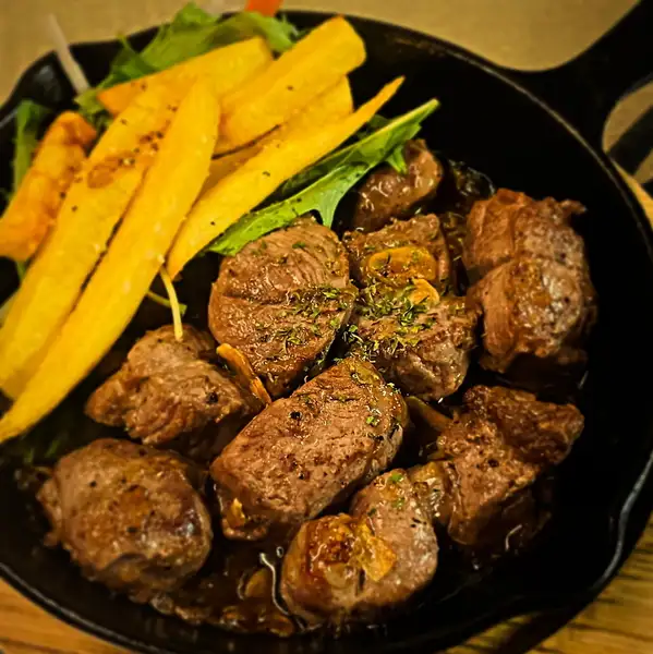 ≪ラム肉のサイコロステーキ≫ポテト付き!肉汁に浸して食べてね 1200円(税込)