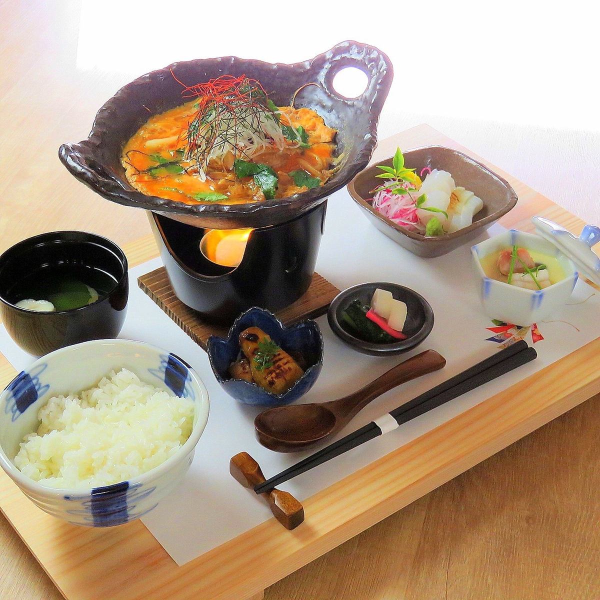 木を感じる和の空間で味わう本格和食ランチ。テイクアウトOK