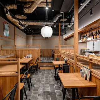 【5人桌】宽敞的餐桌区域，非常适合团体宴会！