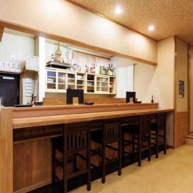 和をイメージした落ち着きある店内は、心ゆくまで料理とお酒を堪能できる大人のための空間です。特におすすめは、お一人様から利用しやすいカウンター席。リラックスしたひとときをお過ごしいただけます。お仕事帰りの一杯にも最適です。