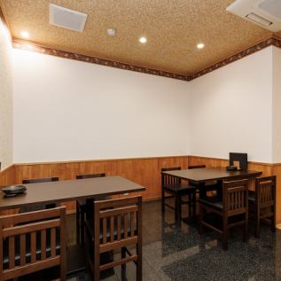 2～4名席用のテーブルが2つございます。