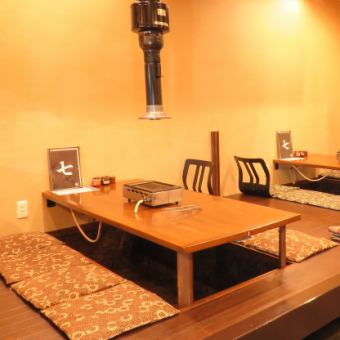 The tatami room has 2 seats for 8 people.It is possible to combine them, so up to 16 people are possible.