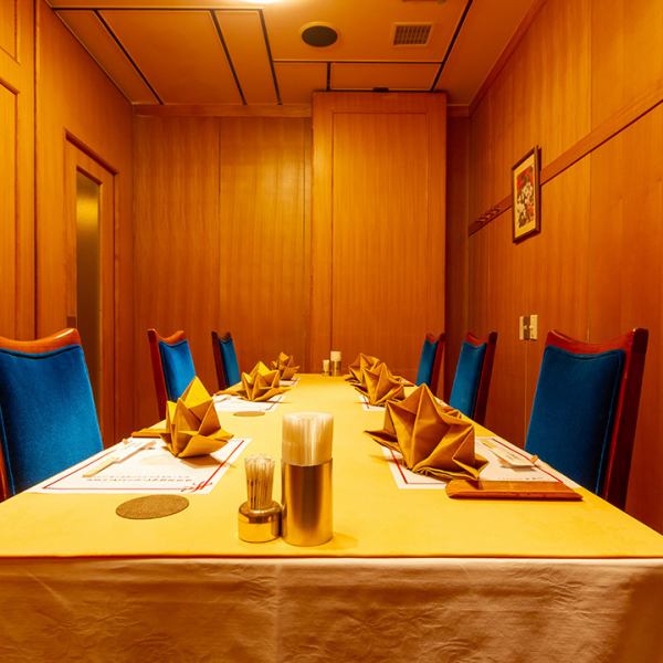A fully-private room with wall and door can be used for up to 30 people for 2 people.The elegant atmosphere of carpet laying is perfect for celebrations and entertainment.On Halle's day, I will change the setting and set it.Also, when using a large number of people such as company banquets and sightseeing tours, we will prepare a banquet hall with spacious sense of unity by removing the partition of each room.