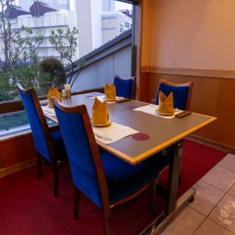 窓際にもお席をご用意しております。ご家族揃っての会食など、いつもより少し贅沢したい日にご利用ください。晴れやかな伊勢海老料理の数々とともに、心尽くしのおもてなしでお迎えいたします。